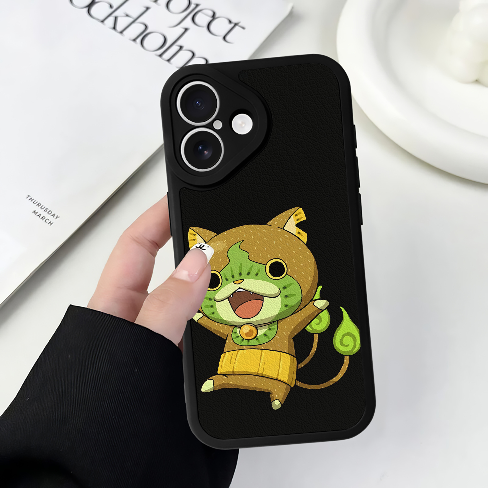 （画像用） 妖怪ウォッチ Yo-kai Watch 【iPhone 16シリーズ対応】シリコンスマホケース（レザー調） 材質：シリコン